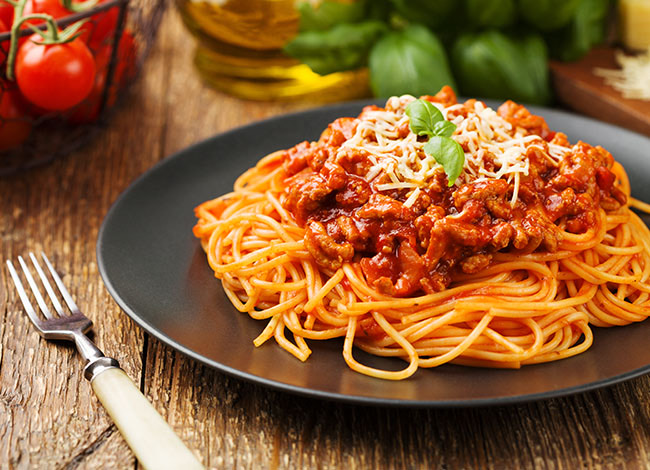 Zengin ve lezzetli et sosu ile kaplanmış spagetti tabağı