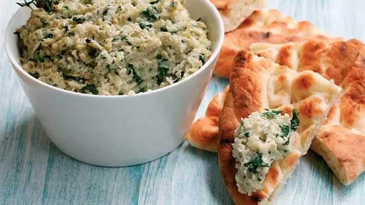 Kremalı ıspanak ve enginar dip sosu ile birlikte tortilla cipsleri