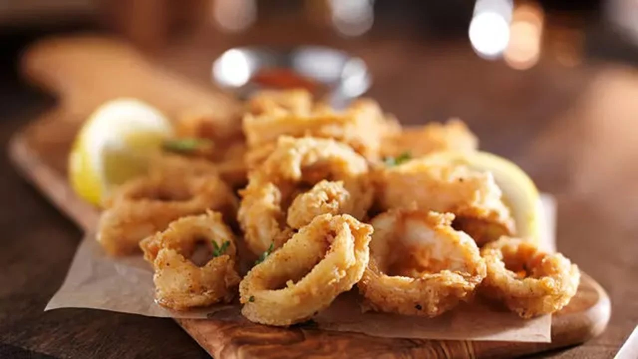 Marinara sosu eşliğinde çıtır çıtır kızarmış kalamar halkalarından oluşan bir tabak
