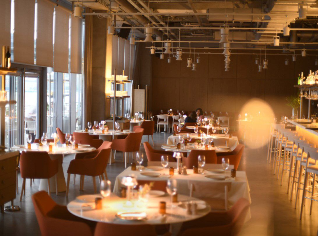 Şık dekor ve ambiyans aydınlatması ile güzel bir restoran iç mekanı