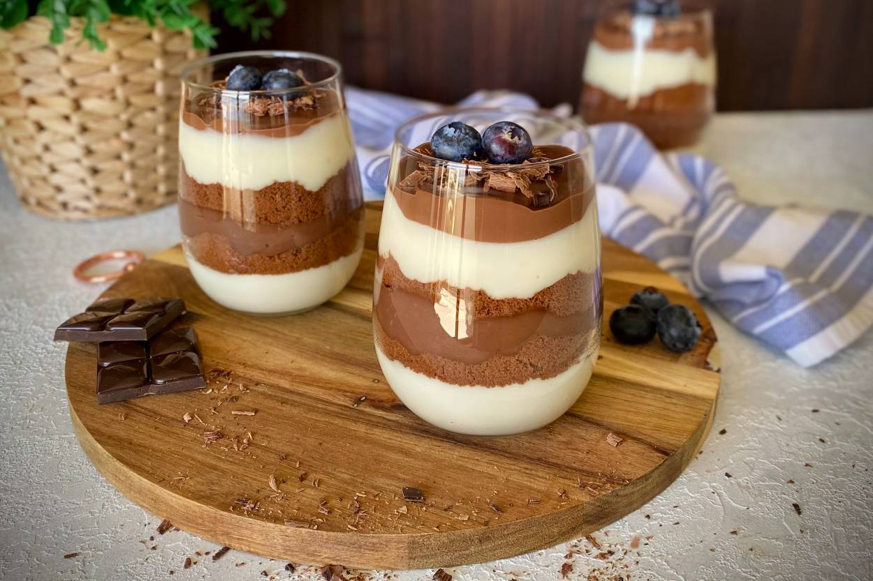 Taze çileklerle süslenmiş kremalı cheesecake dilimi